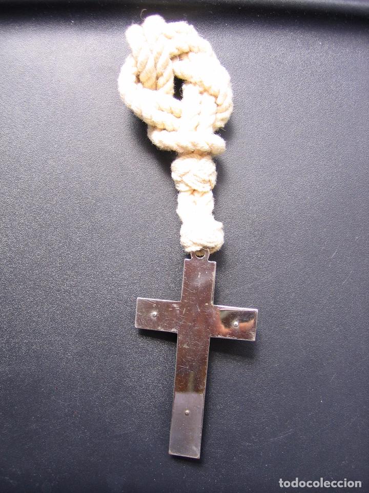Antig&uuml;edades: Cruz en madera y metal. Cord&oacute;n algodon - Foto 3