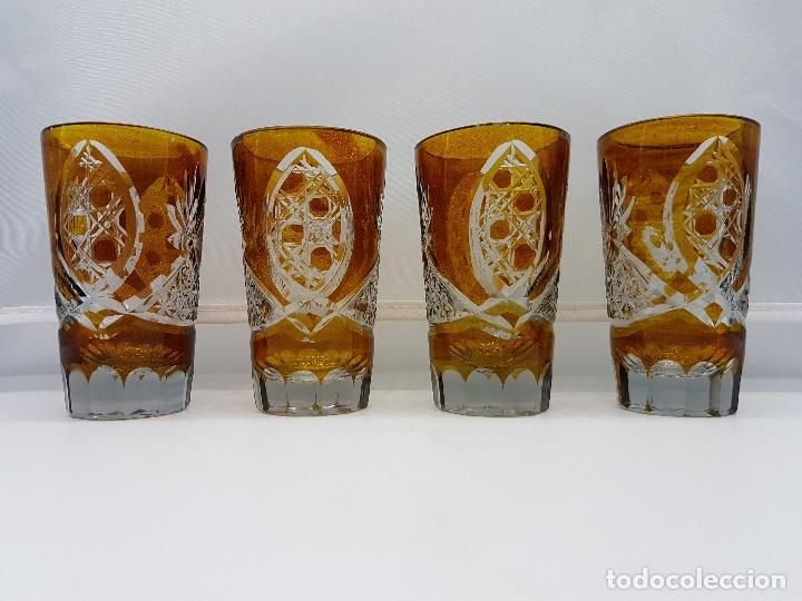 Antigüedades: Juego antiguo de cuatro servicios de licor en cristal de bohemia tallados en tono ambar. - Foto 2 - 88131268
