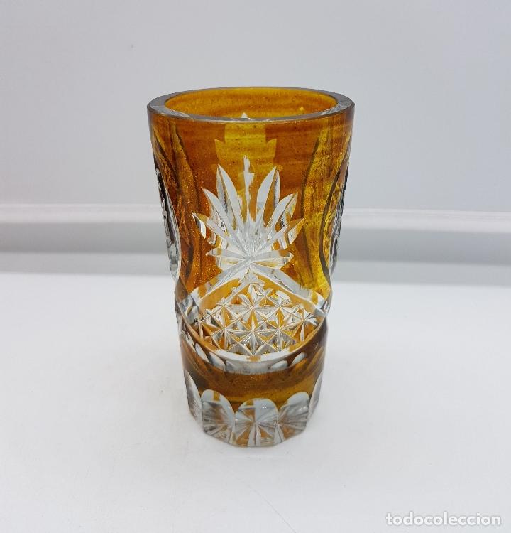 Antigüedades: Juego antiguo de cuatro servicios de licor en cristal de bohemia tallados en tono ambar. - Foto 3 - 88131268