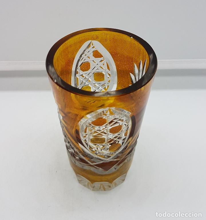 Antigüedades: Juego antiguo de cuatro servicios de licor en cristal de bohemia tallados en tono ambar. - Foto 5 - 88131268