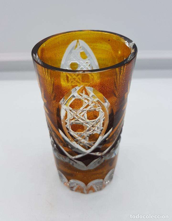 Antigüedades: Juego antiguo de cuatro servicios de licor en cristal de bohemia tallados en tono ambar. - Foto 6 - 88131268