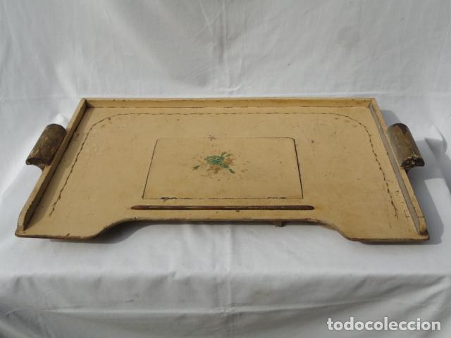 Antig&uuml;edades: ANTIGUA BANDEJA DE SERVICIO DE CAMA. - Foto 1
