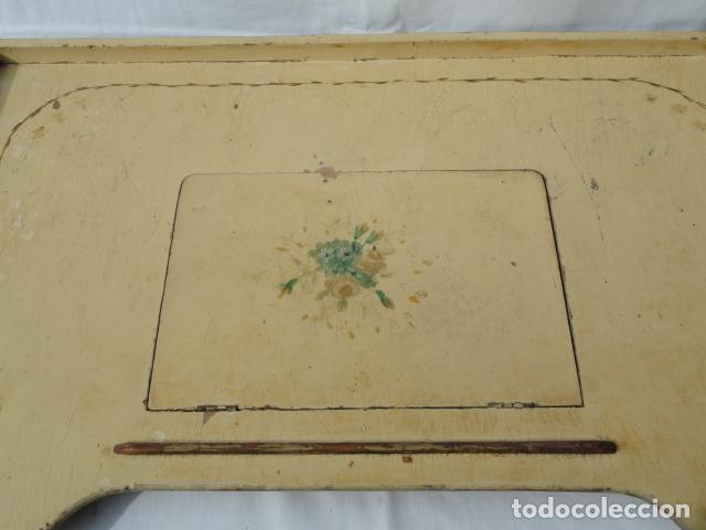Antig&uuml;edades: ANTIGUA BANDEJA DE SERVICIO DE CAMA. - Foto 2