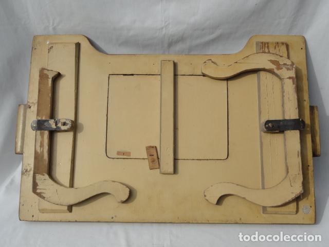 Antig&uuml;edades: ANTIGUA BANDEJA DE SERVICIO DE CAMA. - Foto 4