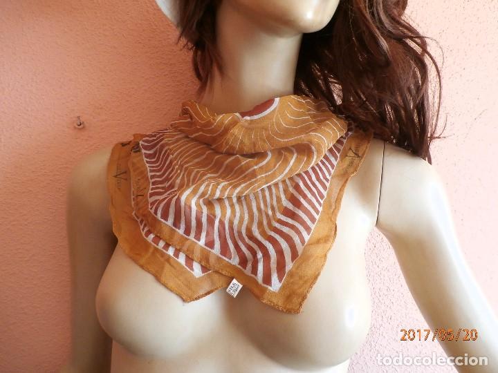 Antig&uuml;edades: PA&Ntilde;UELO de PAUL VERSAN. SEDA 100% - Foto 1