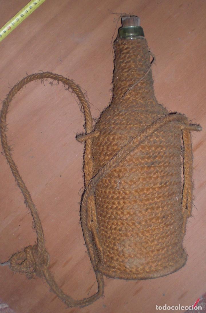 Antig&uuml;edades: Antiguo botella forrada de pita - Foto 1