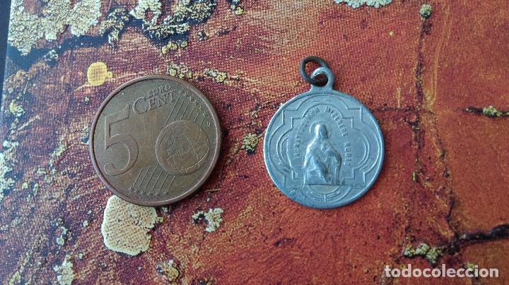 Antig&uuml;edades: Antigua medalla virgen del Carmen - Foto 2
