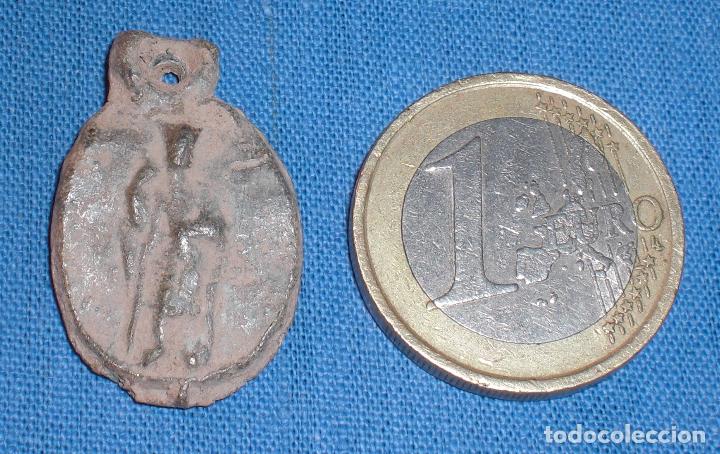 Antig&uuml;edades: Antigua medalla religiosa en plomo - Foto 2