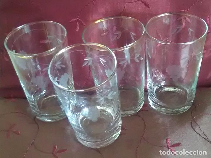 Antig&uuml;edades: 4 vasos de cristal con racimo de uvas tallado - Foto 2