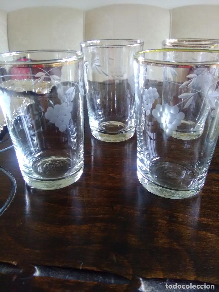 Antig&uuml;edades: 4 vasos de cristal con racimo de uvas tallado - Foto 3