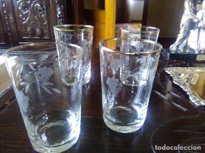 Antig&uuml;edades: 4 vasos de cristal con racimo de uvas tallado - Foto 4