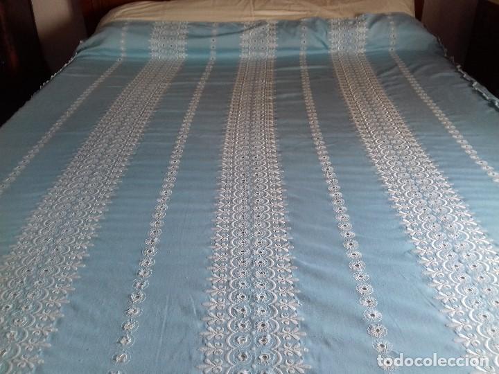Antig&uuml;edades: ANTIGUA COLCHA CELESTE DE TELA BORDADA. - Foto 1