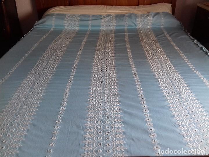 Antig&uuml;edades: ANTIGUA COLCHA CELESTE DE TELA BORDADA. - Foto 2