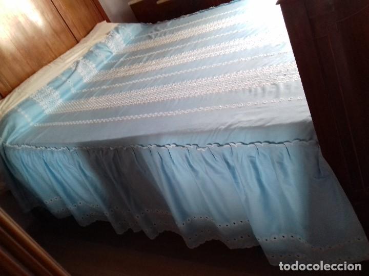 Antig&uuml;edades: ANTIGUA COLCHA CELESTE DE TELA BORDADA. - Foto 3