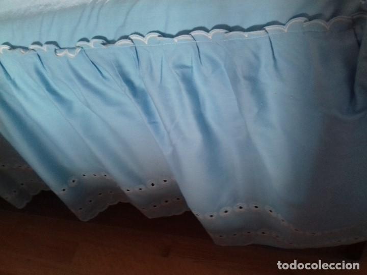 Antig&uuml;edades: ANTIGUA COLCHA CELESTE DE TELA BORDADA. - Foto 4