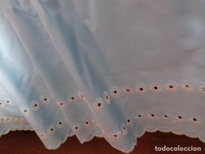 Antig&uuml;edades: ANTIGUA COLCHA CELESTE DE TELA BORDADA. - Foto 5