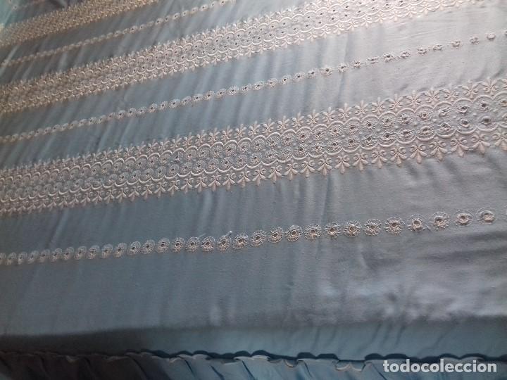 Antig&uuml;edades: ANTIGUA COLCHA CELESTE DE TELA BORDADA. - Foto 6
