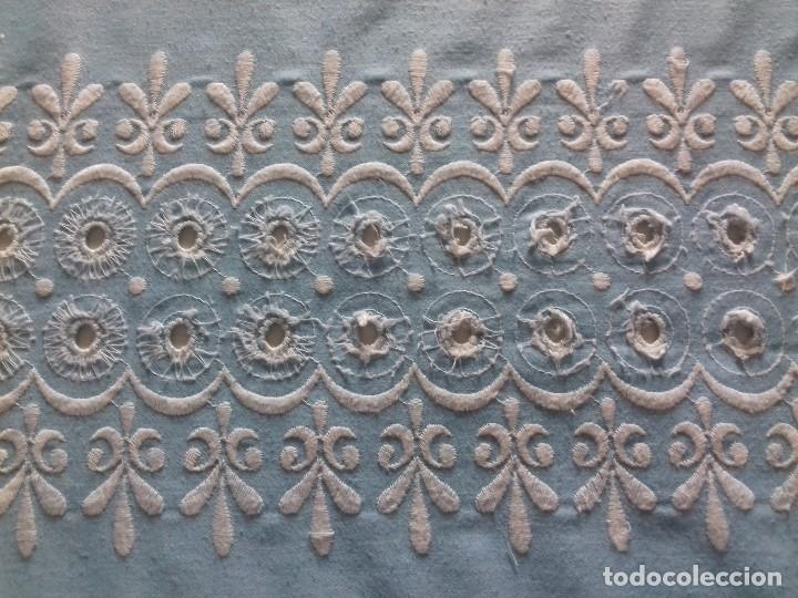 Antig&uuml;edades: ANTIGUA COLCHA CELESTE DE TELA BORDADA. - Foto 8
