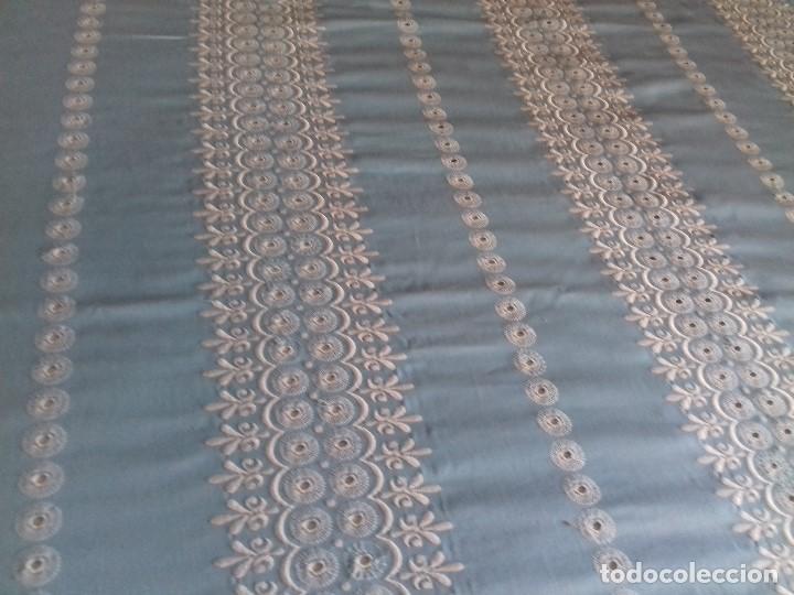 Antig&uuml;edades: ANTIGUA COLCHA CELESTE DE TELA BORDADA. - Foto 10