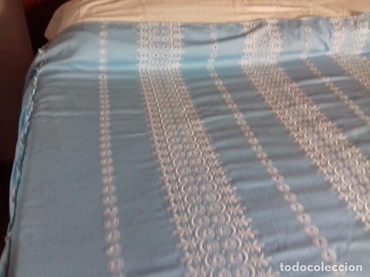 Antig&uuml;edades: ANTIGUA COLCHA CELESTE DE TELA BORDADA. - Foto 11