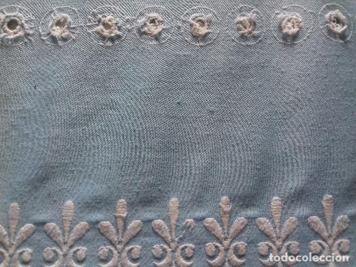 Antig&uuml;edades: ANTIGUA COLCHA CELESTE DE TELA BORDADA. - Foto 12