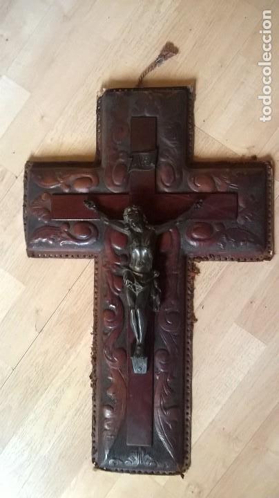 Antig&uuml;edades: crucifijo cuero repujado - Foto 1