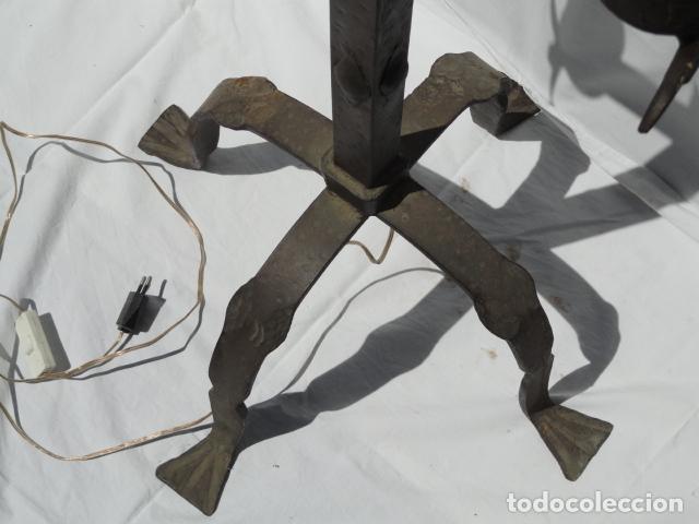 Antig&uuml;edades: BONITO PIE DE HIERRO PARA UNA L&Aacute;MPARA. - Foto 7