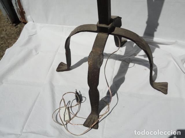 Antig&uuml;edades: BONITO PIE DE HIERRO PARA UNA L&Aacute;MPARA. - Foto 11