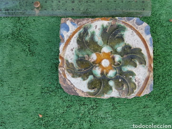 Antig&uuml;edades: Azulejo de conca o aresta s.XV - Foto 1