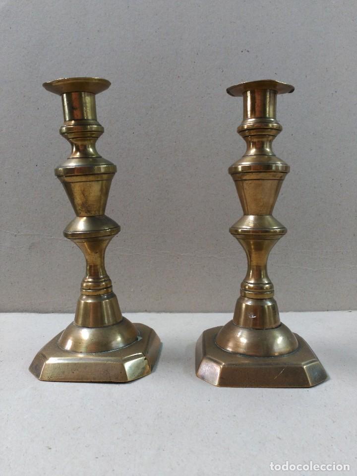 Antig&uuml;edades: PAREJA DE CANDELABROS DE BRONCE - Foto 1