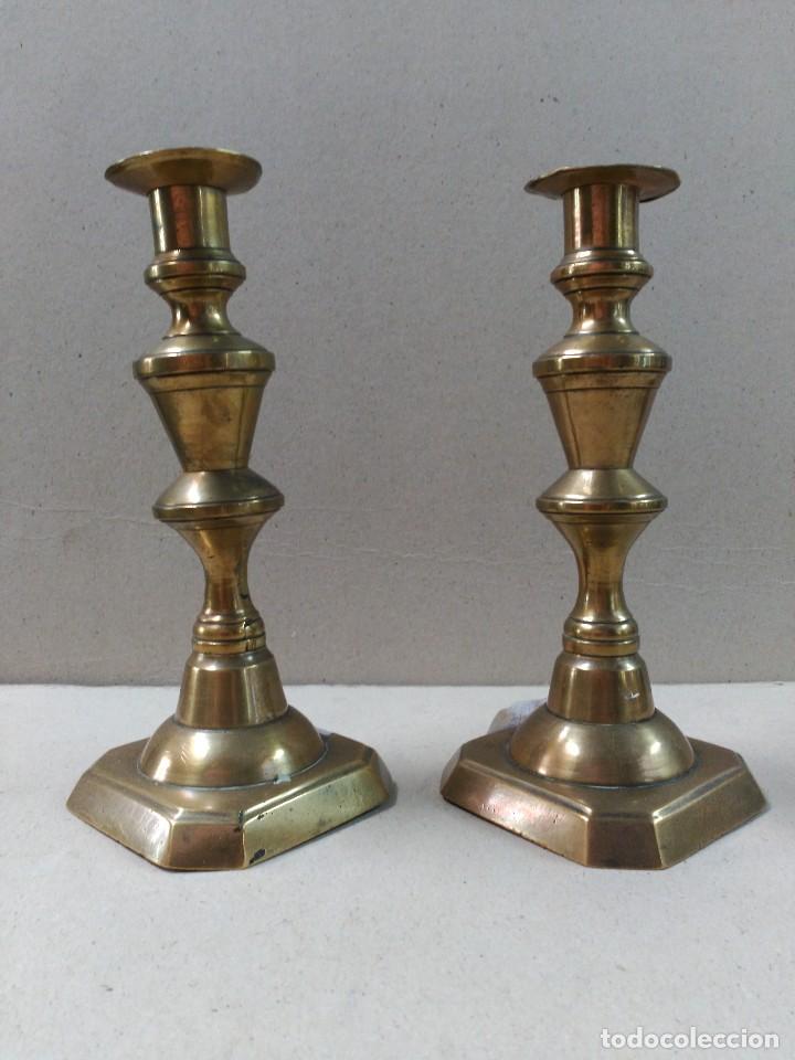 Antig&uuml;edades: PAREJA DE CANDELABROS DE BRONCE - Foto 2