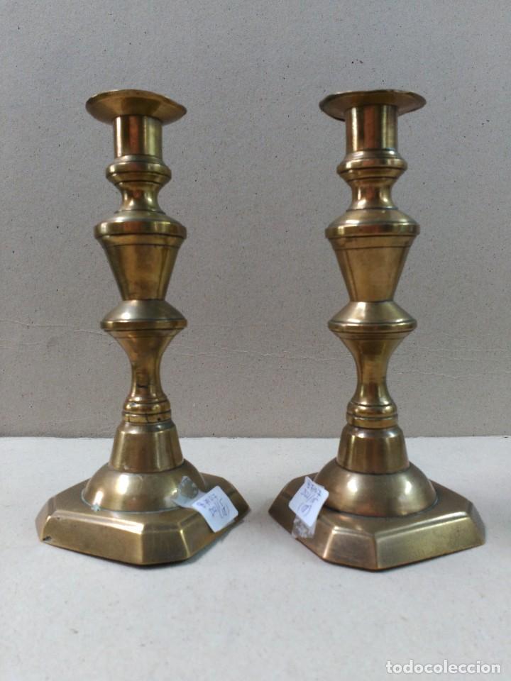 Antig&uuml;edades: PAREJA DE CANDELABROS DE BRONCE - Foto 3