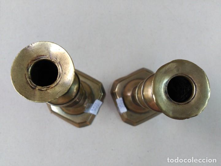 Antig&uuml;edades: PAREJA DE CANDELABROS DE BRONCE - Foto 4