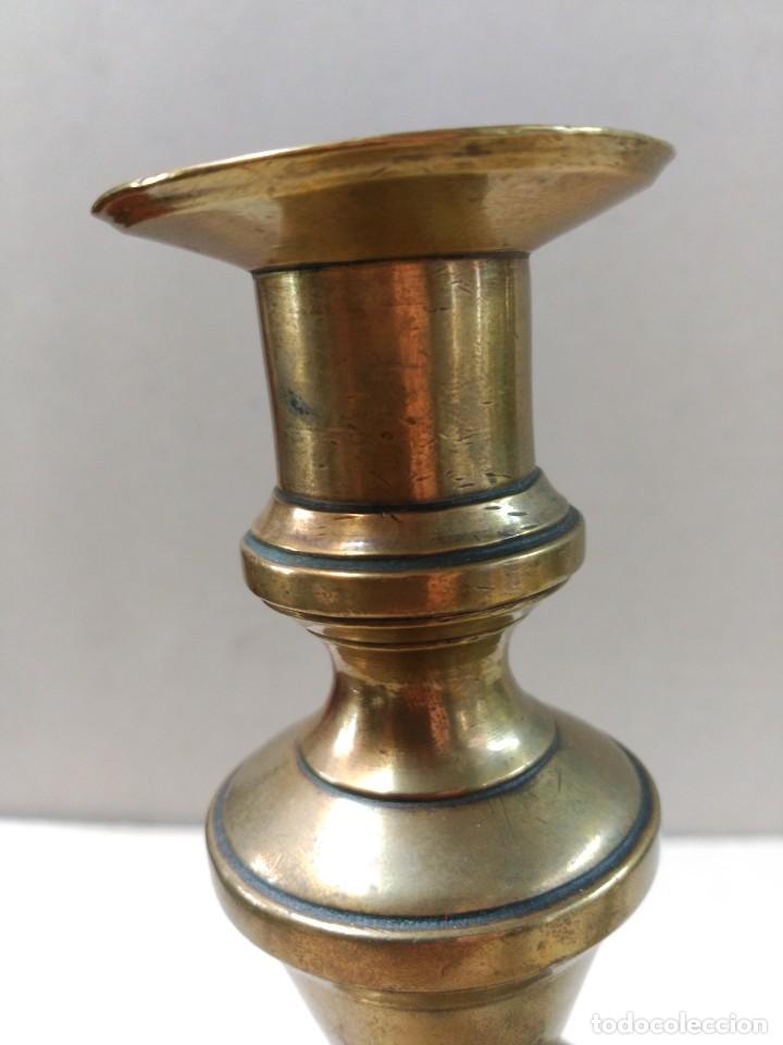 Antig&uuml;edades: PAREJA DE CANDELABROS DE BRONCE - Foto 6