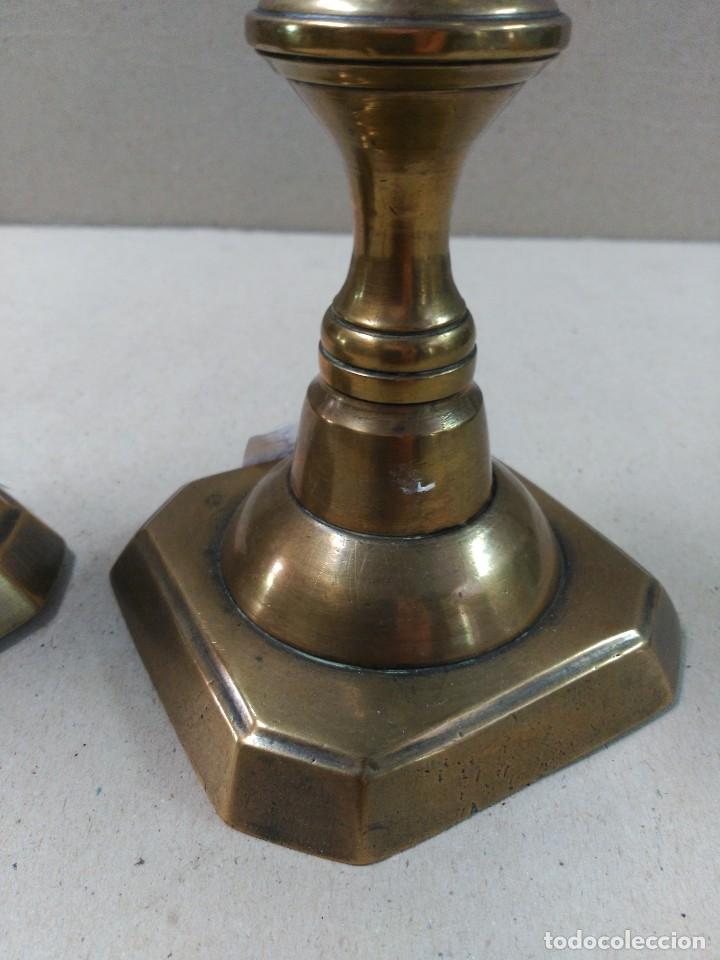 Antig&uuml;edades: PAREJA DE CANDELABROS DE BRONCE - Foto 7