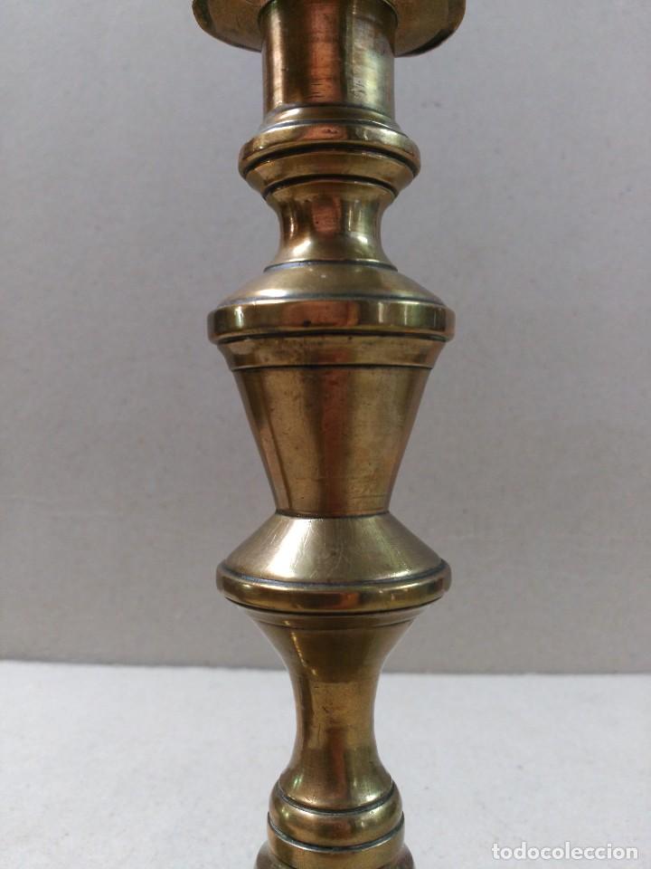 Antig&uuml;edades: PAREJA DE CANDELABROS DE BRONCE - Foto 8