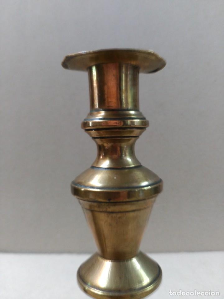Antig&uuml;edades: PAREJA DE CANDELABROS DE BRONCE - Foto 9