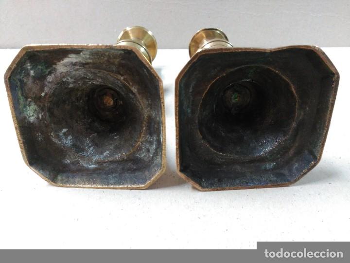 Antig&uuml;edades: PAREJA DE CANDELABROS DE BRONCE - Foto 10