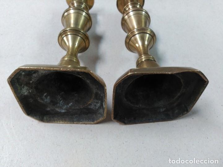 Antig&uuml;edades: PAREJA DE CANDELABROS DE BRONCE - Foto 11