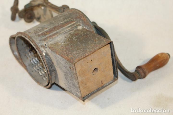 Antig&uuml;edades: molinillo antiguo de almendras elma - Foto 2