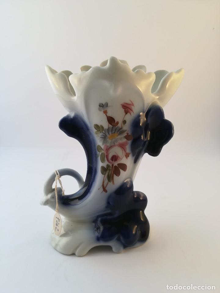 Antig&uuml;edades: JARRONCITO DE PORCELANA ISABELINO - Foto 1