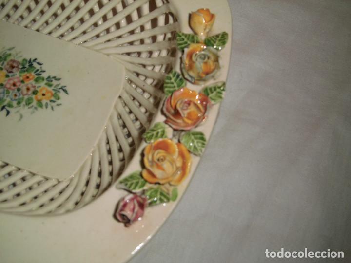 Antig&uuml;edades: ANTIGUA BANDEJA DE MANISES  CON FLORECITAS - Foto 2