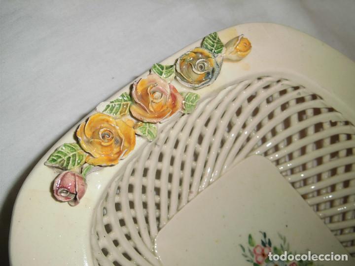 Antig&uuml;edades: ANTIGUA BANDEJA DE MANISES  CON FLORECITAS - Foto 3