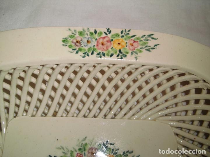 Antig&uuml;edades: ANTIGUA BANDEJA DE MANISES  CON FLORECITAS - Foto 4