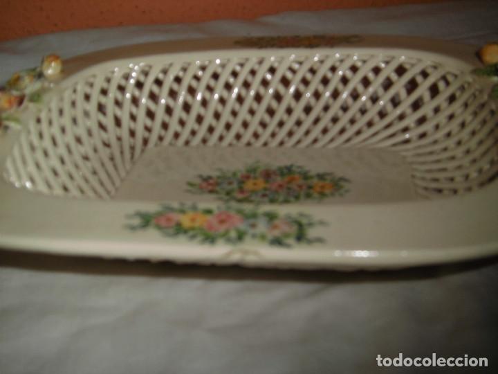 Antig&uuml;edades: ANTIGUA BANDEJA DE MANISES  CON FLORECITAS - Foto 13