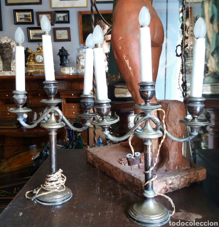 Antig&uuml;edades: PAREJA DE CANDELABROS DE METAL - Foto 1