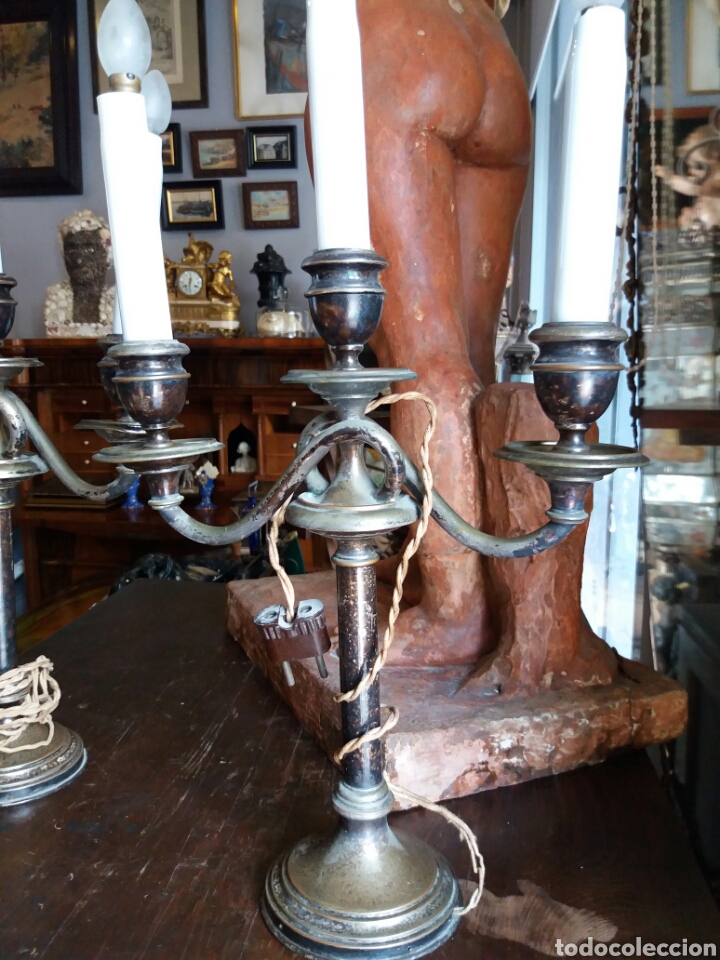 Antig&uuml;edades: PAREJA DE CANDELABROS DE METAL - Foto 2