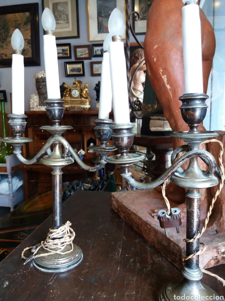 Antig&uuml;edades: PAREJA DE CANDELABROS DE METAL - Foto 3