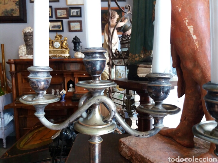 Antig&uuml;edades: PAREJA DE CANDELABROS DE METAL - Foto 4