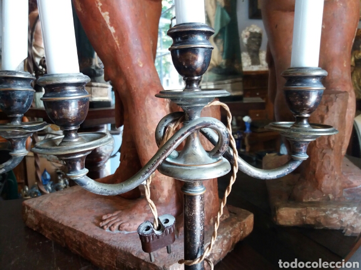Antig&uuml;edades: PAREJA DE CANDELABROS DE METAL - Foto 5